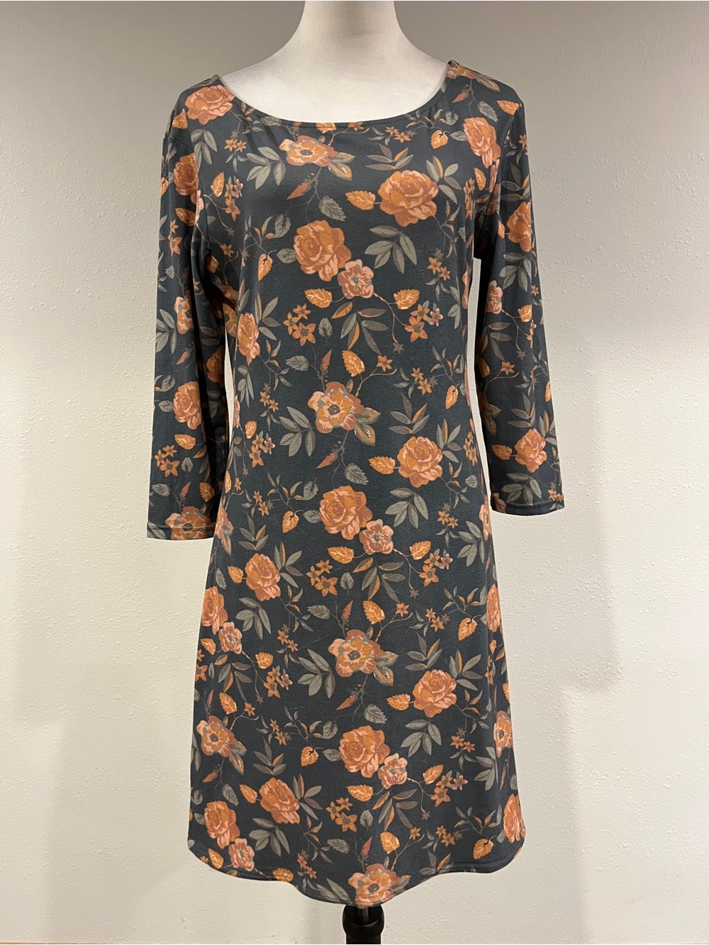 Floral Scoop Neck long sleeves Dress size large